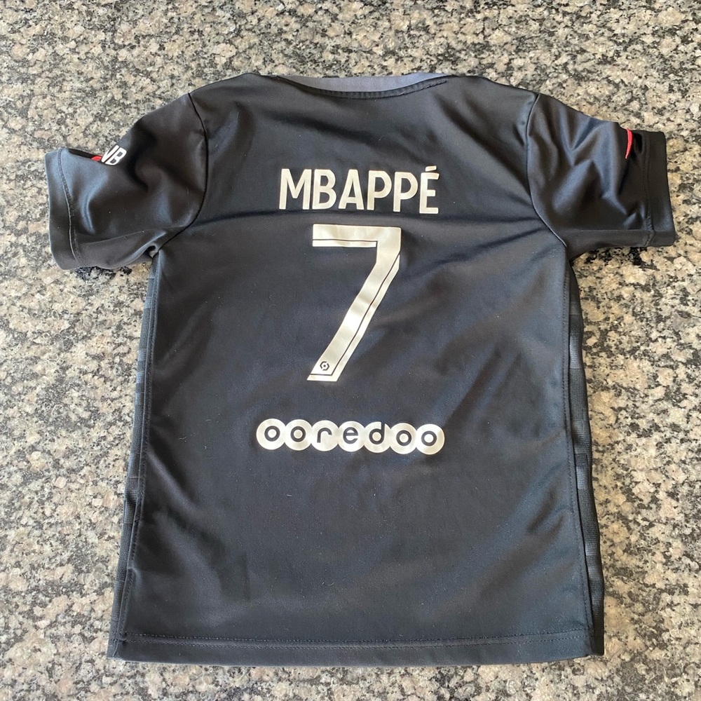 Preloved Youth Nike Mbappé Black PSG 21/22 Soccer Jersey.